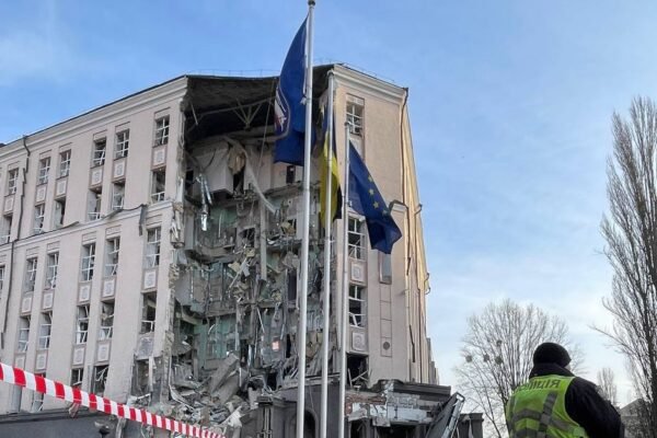 У російському міноборони заявили, що обстріляли готель у Києві через виробництво там безпілотників