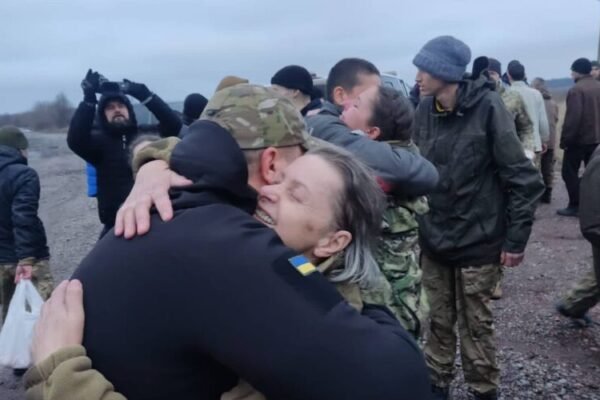 З’явилося відео обміну українських полонених у передноворічну ніч (ВІДЕО)