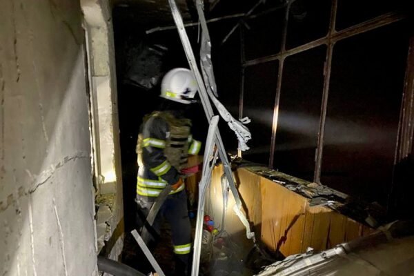 Понівечена багатоповерхівка, аптеки і поліклініка: Росіяни вночі обстріляли Нікополь (ФОТО)