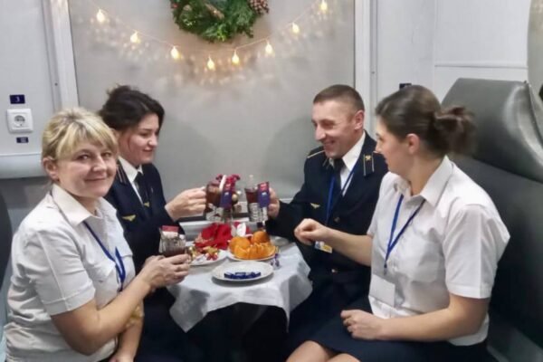 Що в середині підстаканників не запитували: “Укрзалізниця” показала зустріч Нового року у поїздах (ФОТО)
