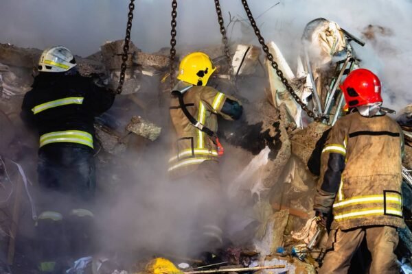 Знайшли і віддали: У Дніпрі на місці зруйнованого ракетою будинку виявили багато грошей