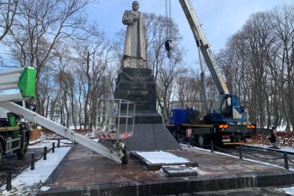 В Маріїнському парку готуються демонтувати пам’ятник Ватутіну (ФОТО)