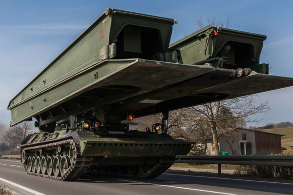 Нова партія допомоги: Німеччина передала Україні військові мостоукладальники та вантажівки