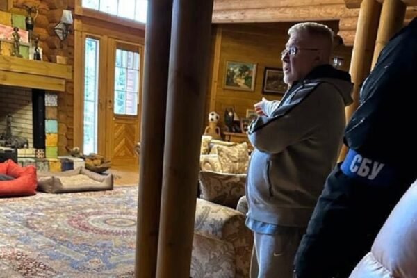 СБУ та БЕБ завітали до Коломойського з обшуками (ФОТО)