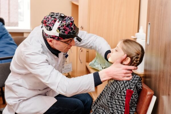 Фахівці “Охматдиту” побували на Вінничині і обстежили дітей з Ладижина (ФОТО)