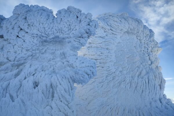 Неймовірний витвір природи: Як виглядає гора Піп Іван після потужного шторму (ФОТО)