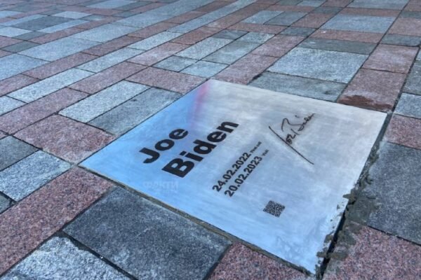 Американський президент отримав іменну табличку на Алеї сміливості у Києві (ФОТО)