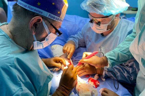 У Львові лікарі пересадили пораненому військовому нерв зі стегна на руку (ФОТО)