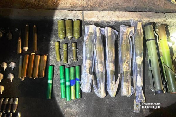 Тисячі набоїв, гранати, автомати та протитанкові гранатомети: На Вінниччині двоє прикарпатців попалися з цілим арсеналом (ФОТО, ВІДЕО)