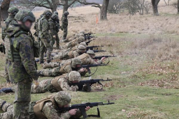 У Британії фінські інструктори навчають військових ЗСУ різних способів стрільби (ФОТО)