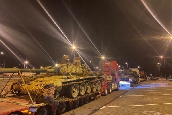 Україна везе підбиті російські танки до Європи в якості експонатів (ФОТО)