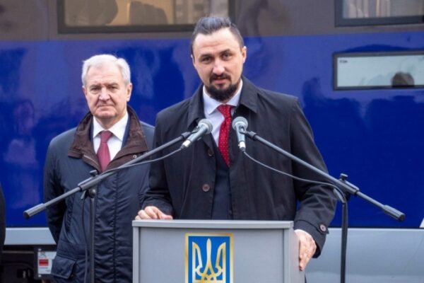 Голова “Укрзалізниці” пішов у відставку: Отримає нову посаду