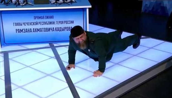 Кадиров показав пістолет “для самогубства Зеленського” і зробив заяву про Харків і Одесу (ФОТО)