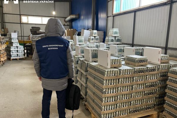 На Кіровоградщині виявили “завод-примару”, що виготовляв “пальону” горілку (ФОТО)