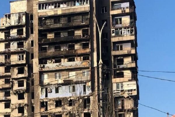 У Маріуполі зносять багатоповерхівку, де знайшли 200 тіл загиблих (ФОТО)