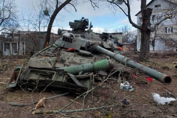 Як ЗСУ на фронті в районі Кремінної палять один за одним російські танки (ВІДЕО)