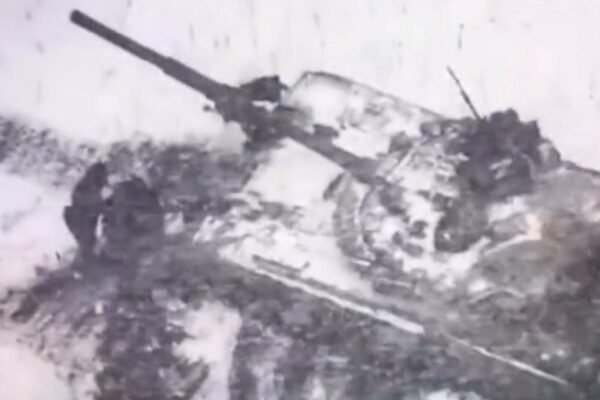 Як російський танк ледь не “відірвав голову” своїм же солдатам (ВІДЕО)