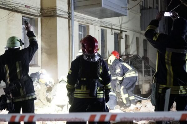 Рятувальники продовжують розбирати завали будинку в Харкові та знаходять рештки тіла загиблої жінки