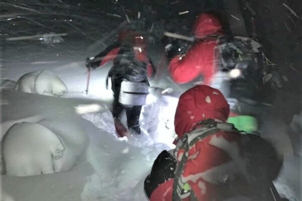 Двох туристів з Вінниці, що заблукали в засніжених горах, шукали 25 рятувальників