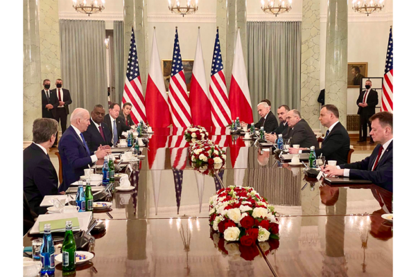 Як у Польщі Дуда зустрічав з червоними доріжками Байдена (ВІДЕО)