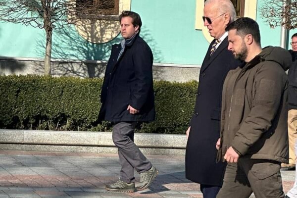 Так виглядає спокійна сила: Під завивання сирен Байден вшанував Небесну сотню в Києві (ФОТО, ВІДЕО)