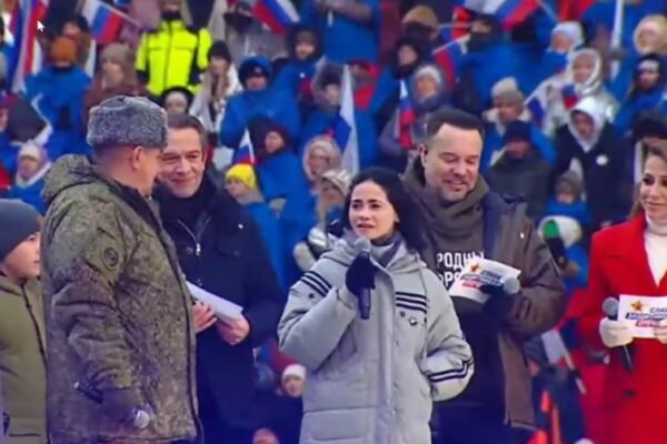 Путінський шабаш у Лужниках: Викрадених в Маріуполі українських дітей довели до сліз на сцені (ВІДЕО)