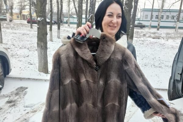 Шуби замість “Лад”: У “ДНР” матерям і вдовам знищених бойовиків видали одяг (ФОТО)