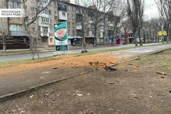 Пошкодили будинки і автомобілі: З’явилися фото наслідків обстрілу Херсона (ФОТО)