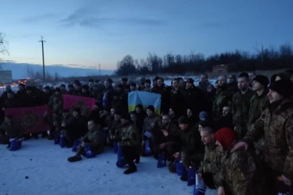 Унікальні кадри повернення з полону сотні українців: Як це було (ВІДЕО)