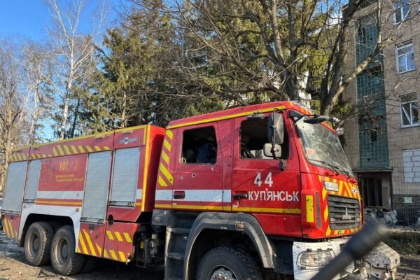 На Харківщині рятувальники потрапили під обстріл під час розбору завалів (ФОТО)