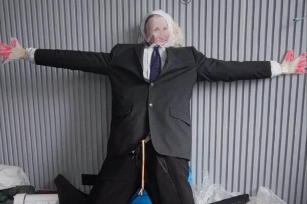 Як у Дніпрі посеред вулиці спалили опудало Путіна (ВІДЕО)