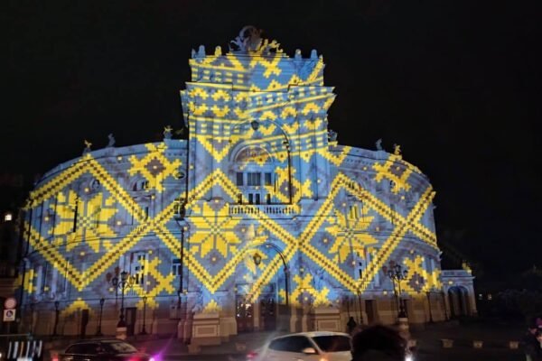 Магія світла: Як митець із Швейцарії оригінально підсвітив будівлі в Одесі (ФОТО)