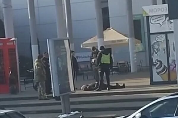 Мобілізація в Україні: У Мукачевому хлопець знепритомнів, отримавши повістку (ВІДЕО)