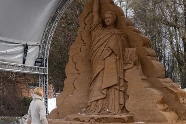 В Естонії у парку встановили гігантську скульптуру із Зеленським у стилі статуї Свободи (ФОТО)
