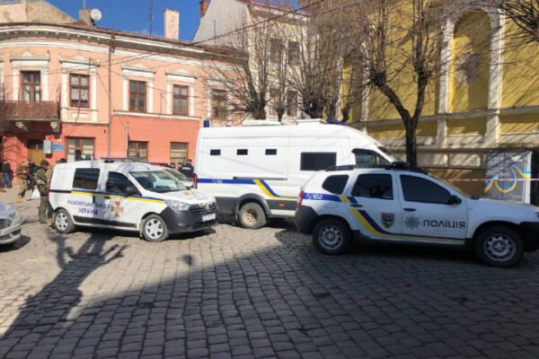 У Чернівцях батько засудженого за військовий злочин прийшов у суд із гранатою