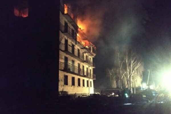 З’явилося відео моменту влучання дрона-камікадзе у гуртожиток у Ржищеві (ВІДЕО)