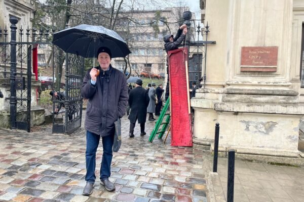 У Львові люди виклали поліцію через радянську символіку: Виявилося, що знімали кіно (ФОТО)