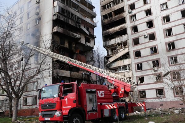 Рятувальна операція на місці влучання ракет у Запоріжжі завершена (ФОТО)