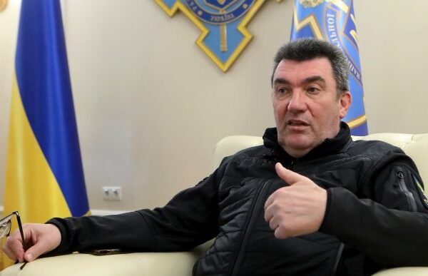 Данілов спростував інформацію про оточення Бахмута