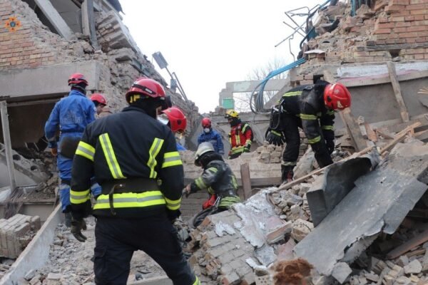 Подробиці удару по Київщині: Дрони поцілили у гуртожитки та навчальний корпус ліцею. Під завалами ще є люди (ФОТО)