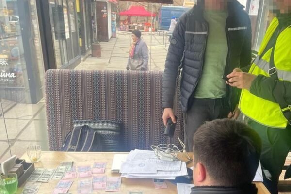Директор столичного парку вимагав 2 тис. доларів за дозвіл на розміщення кафе-пункту незламності