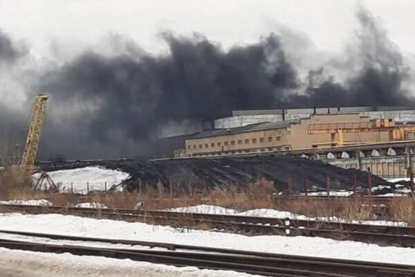 На Росії палає завод, що виготовляє двигуни для військової техніки (ФОТО)