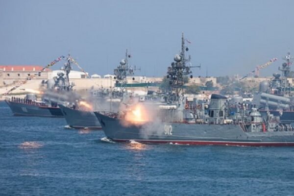 У Севастополі заявили про атаку надводними безпілотниками у бухті (ВІДЕО)