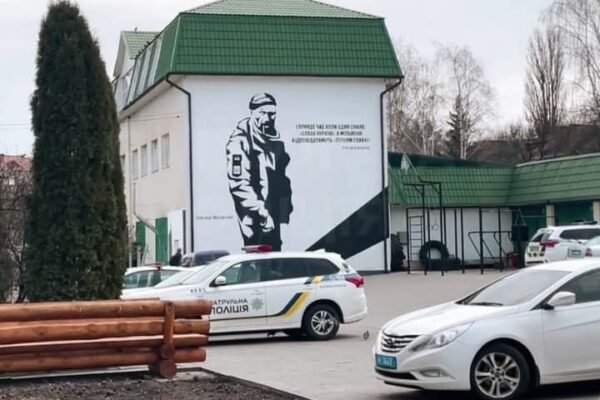 Як у Рівному створювали мурал на честь розстріляного за фразу “Слава Україні” воїна (ВІДЕО)