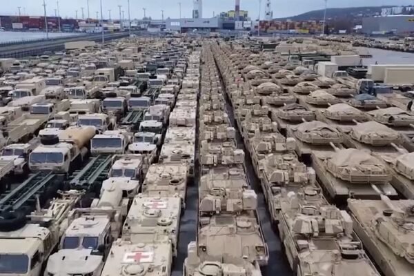 Не вистачає місця у порту: У польське місто прибула партія техніки для НАТО і України (ВІДЕО)