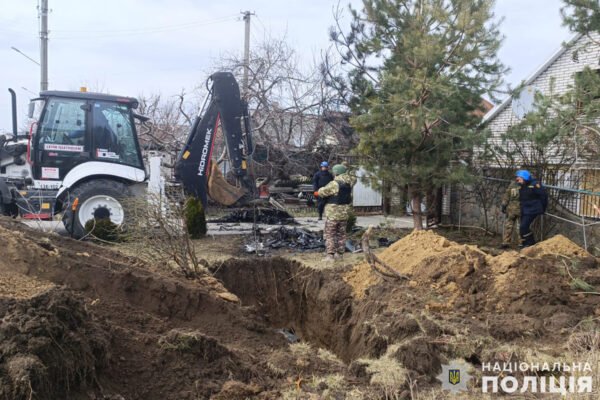 Впав і не вибухнув: Поліція показала, як знищує бойову частину “шахіда” у Запоріжжі (ВІДЕО)