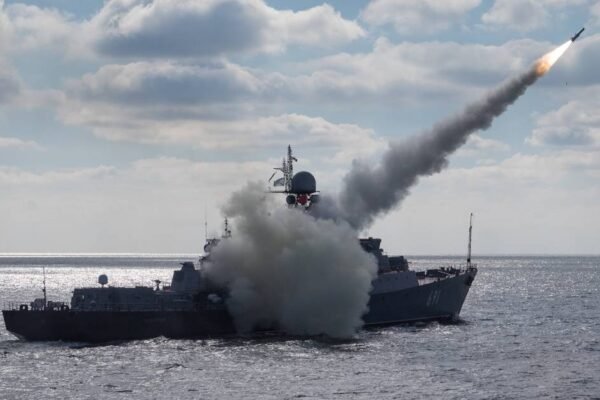 Росія тримає в Чорному морі 13 кораблів, два з яких – підводні ракетоносії