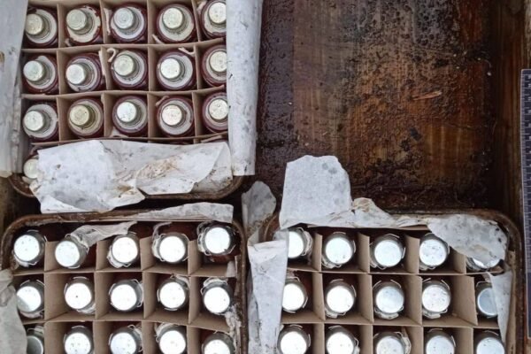 На колишніх ворожих позиціях на Київщині місцеві натрапили на ящик з мінами (ФОТО)