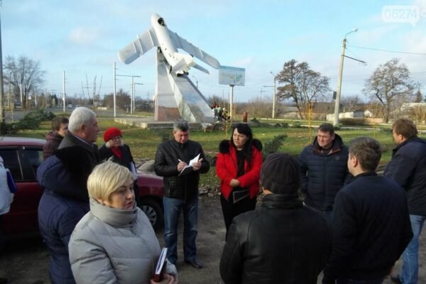 В Бахмуті зруйновано один із символів міста – монумент з літаком (ВІДЕО)