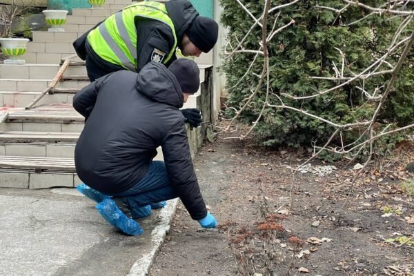 В дитсадку у Рівному зранку виявили закривавлене тіло охоронця (ФОТО, ВІДЕО)